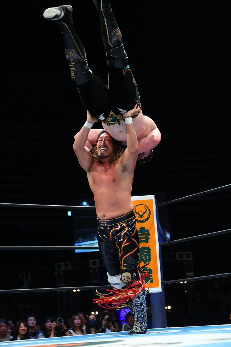 王者カラム・ニューマン(上)と前哨戦で激しい攻防を見せた辻陽太