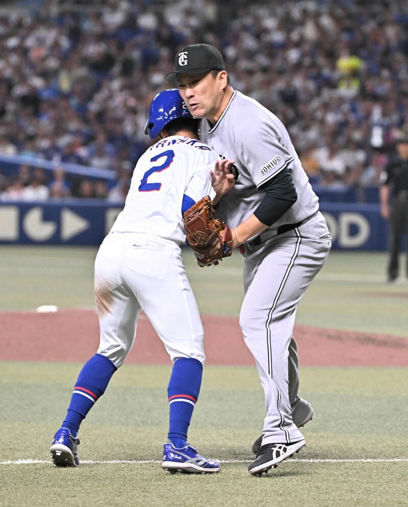 田中将大(右)は田中幹也に対して走塁妨害を取られた