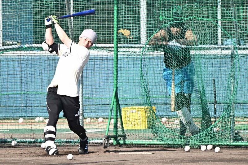 ソフトバンク・柳田悠岐(右奥)に見守られながら、自主トレの打撃練習をこなした日本ハム・清宮幸太郎