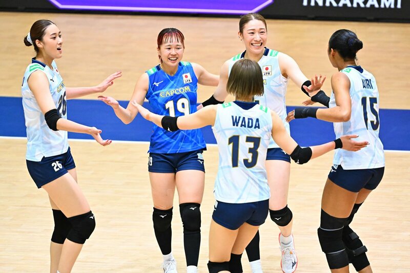 主将としても女子代表を牽引する石川真佑(奥左から３人目)
