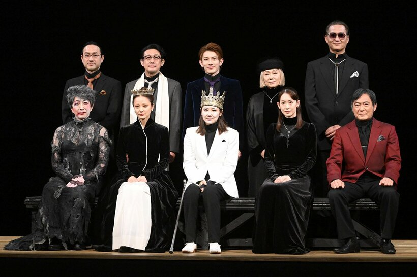 リチャード三世を演じる吉田羊(前列中）
