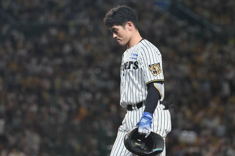 ７回の好機に左飛に倒れ、うつむく阪神・坂本誠志郎