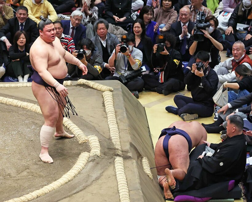寄り切りで横綱の豊昇龍(右)を下した義ノ富士