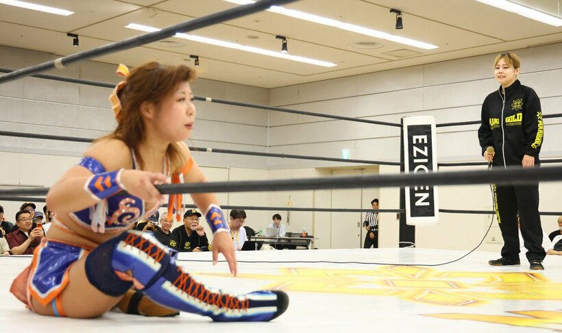 あんり（右）からデビュー戦の相手に指名された石川奈青