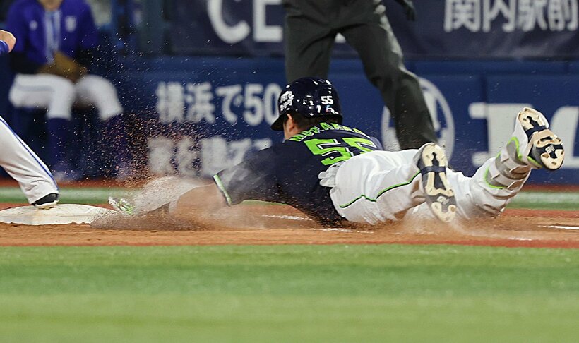 ４回二死、村上は一塁へヘッドスライディングし１２打席ぶりの安打となった