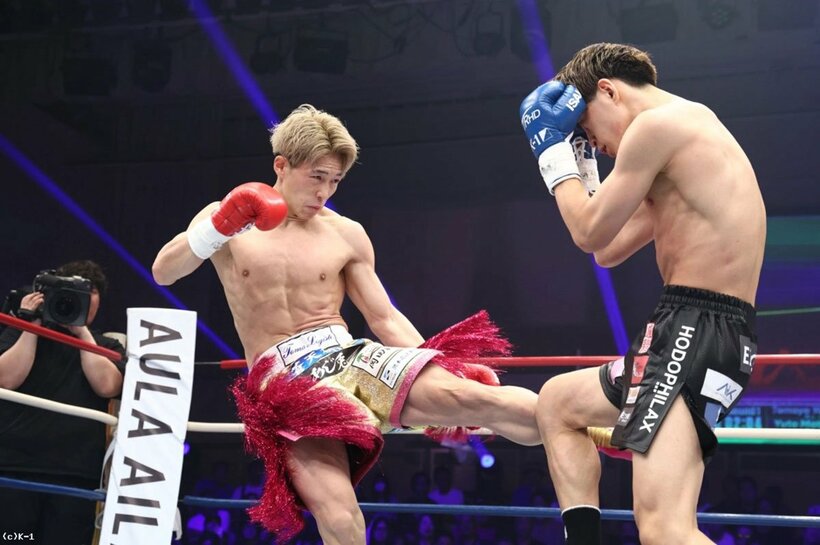 横山朋哉(左）と松山勇汰（©K－１）