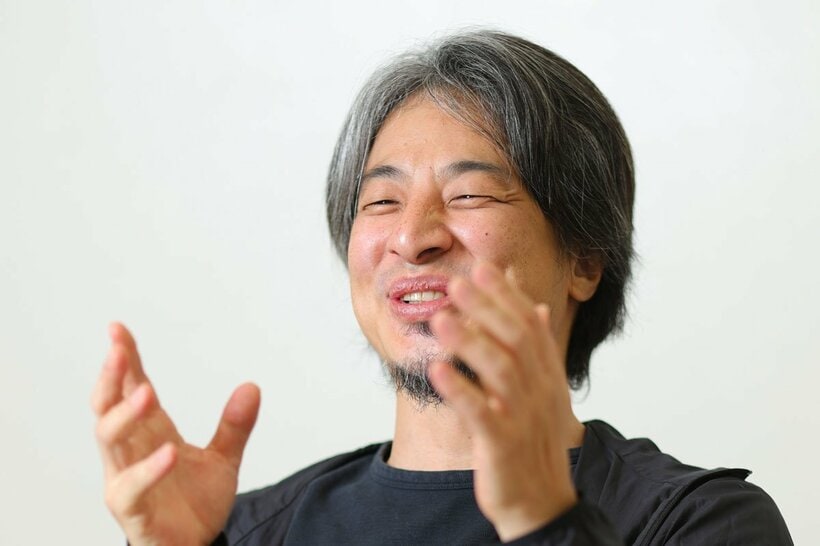 単独インタビューに応じたひろゆき氏