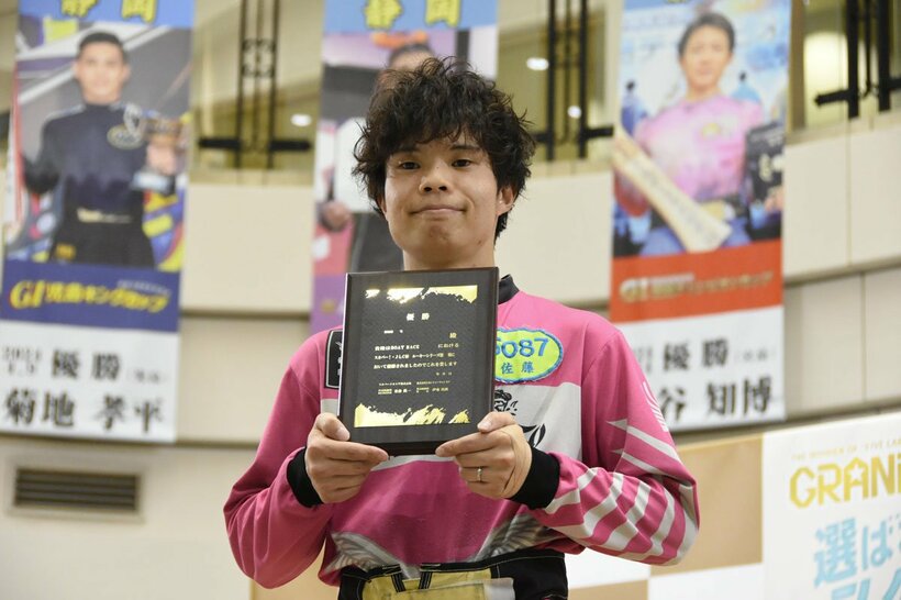 今年２回目の優勝を飾った佐藤航