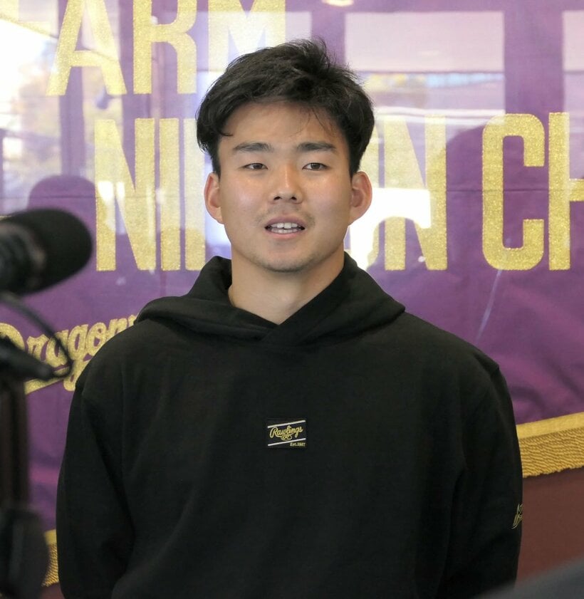  自主トレを終えて取材に応じる小笠原（東スポWeb）