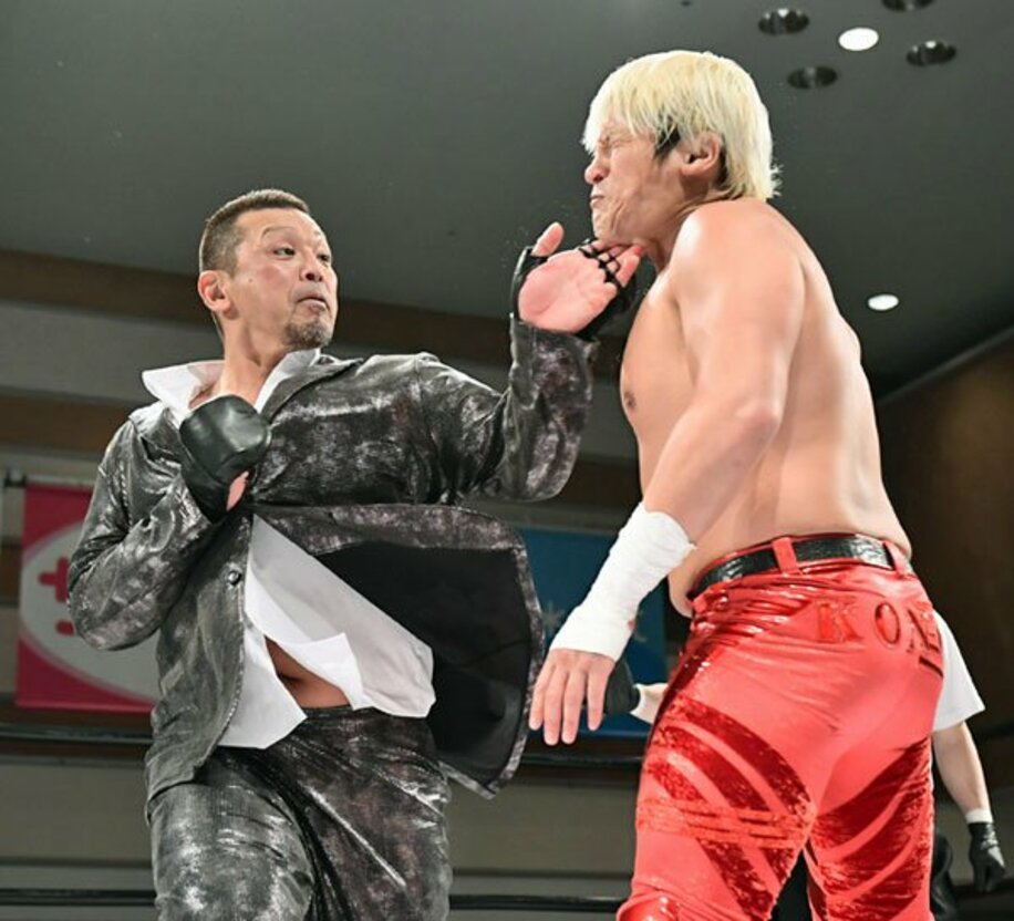  １６日横浜大会では拳王（右）に強烈な張り手をかました