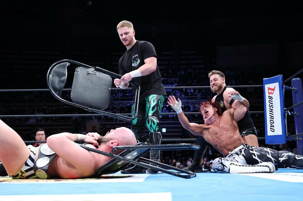 真王者組を襲撃したフランシスコ・アキラ（中）＆ジェイコブ・オースティン・ヤング（右）