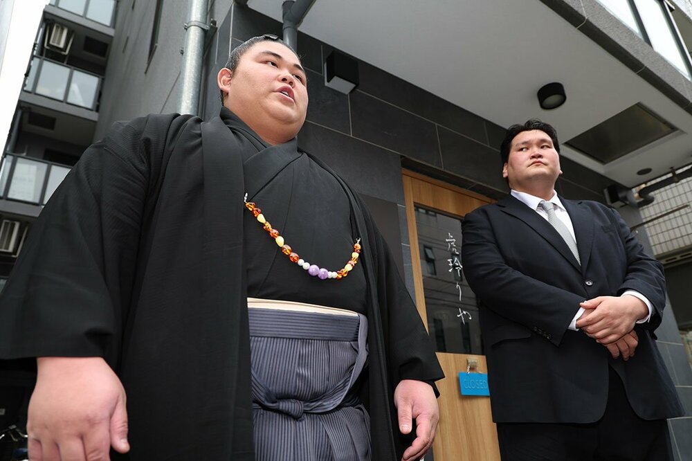9日午後2時過ぎに部屋に戻り頭を下げる伯乃富士(左)と伊勢ヶ浜親方