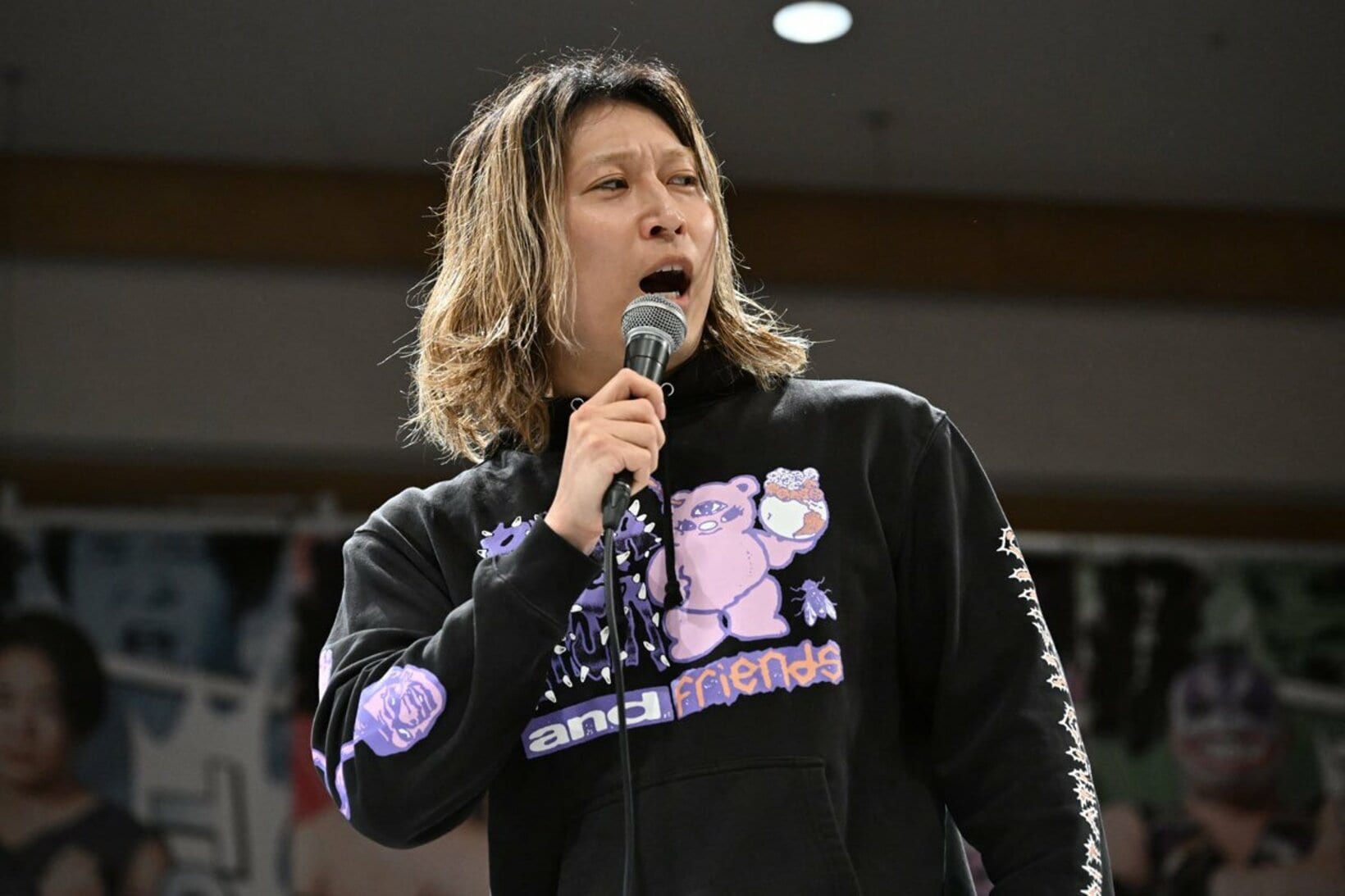 マイクで意気込みを語る平田一喜