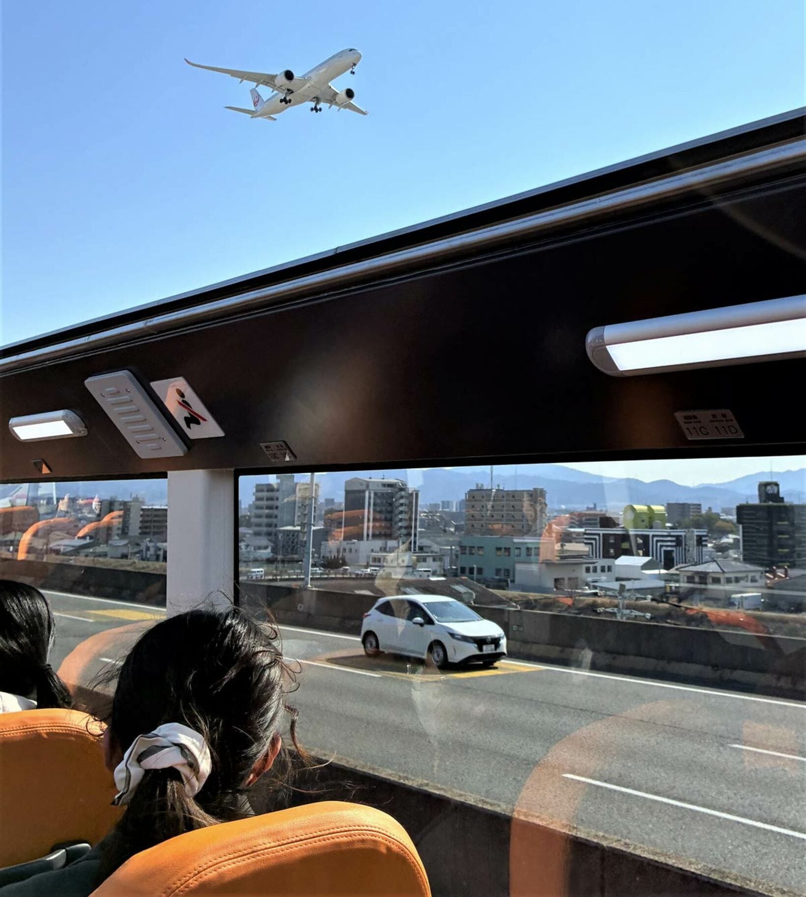 頭上を通過する航空機の迫力ある光景