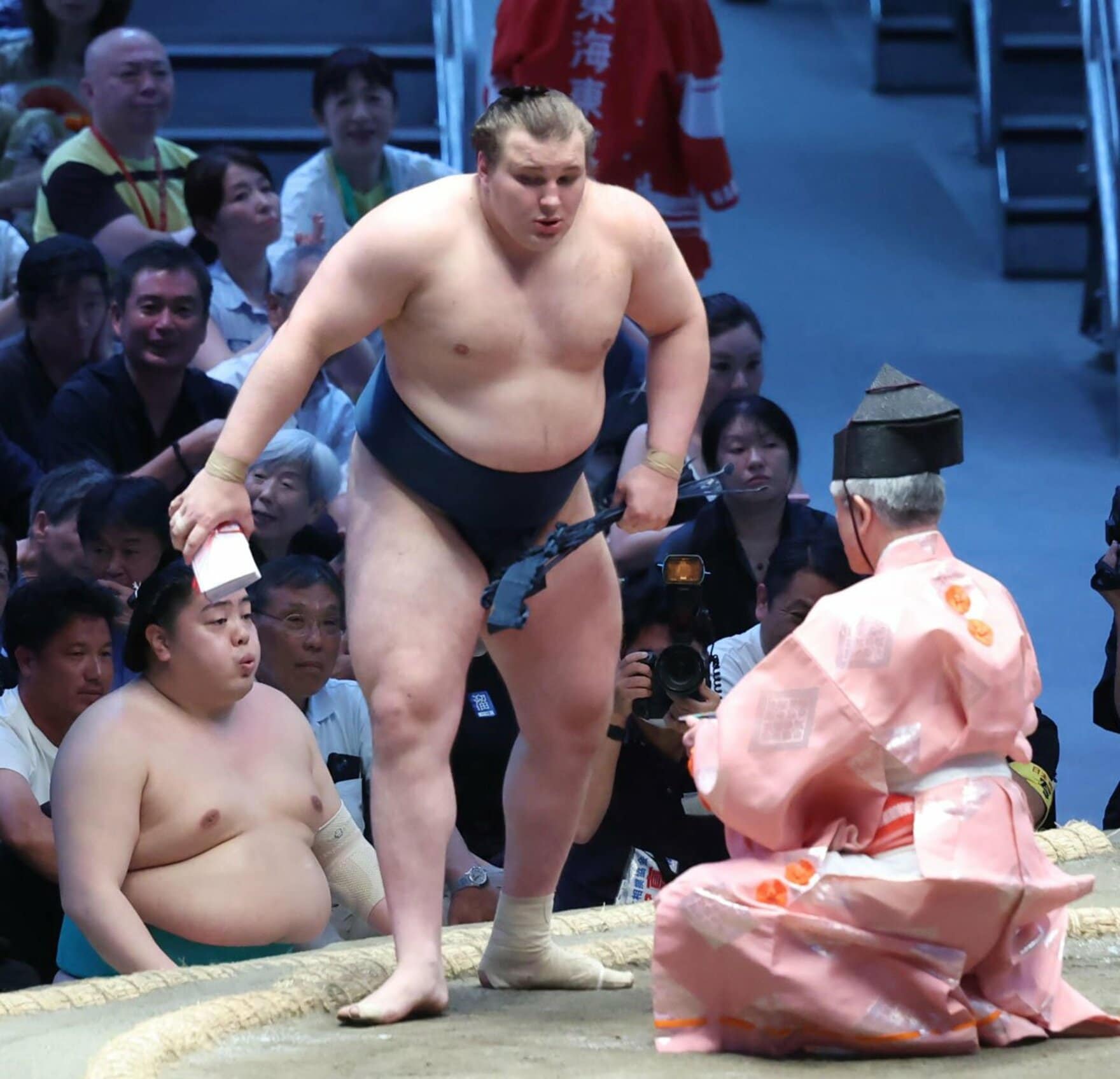１０勝目をあげた安青錦　