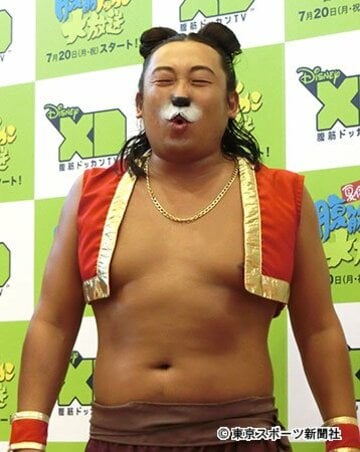 “腹筋ドッカンパンダ師匠”として登場した秋山