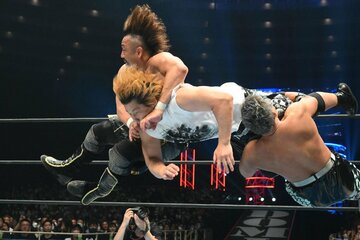 高橋裕二郎を攻める後藤洋央紀とYOSHI－HASHI