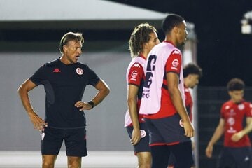 イレブンに激を飛ばしたチュニジアのルナール新監督（ロイター）