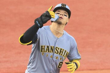 初回、２ランを放った阪神・佐藤輝