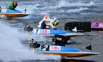 28日の準優勝戦では、２号艇・小野生奈(手前)と激しいマッチレースを見せた遠藤エミ