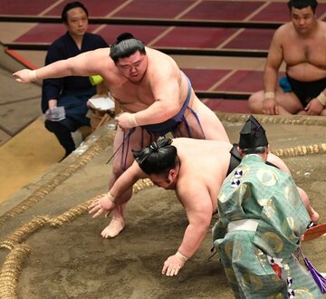  鋭い突き落としで貴景勝を下した正代（奥）