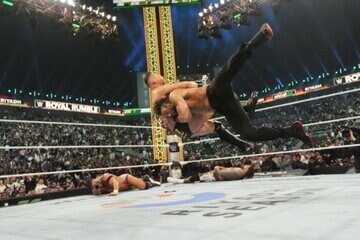 ローマン・レインズはザ・ミズにスピアーを浴びせる©ＷＷＥ