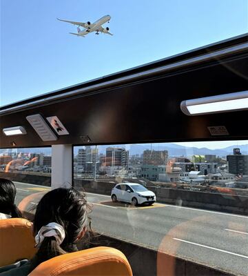 頭上を通過する航空機の迫力ある光景
