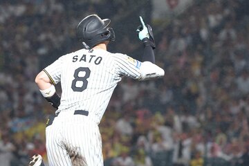 ９回、リーグ単独トップの１３号を放った佐藤輝明