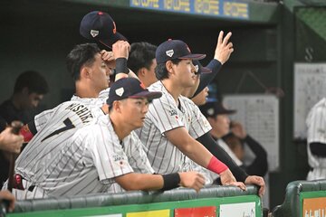 ４回裏一死、中村悠平と交代しベンチから声援を送る岡本和真（右）