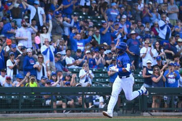 初回に本塁打を放った鈴木誠也