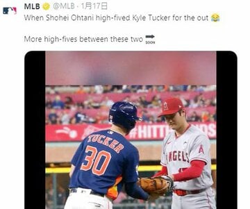 タッカー（左）をタッチアウトにする大谷（ＭＬＢ公式Ｘから）
