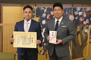 郡司浩平㊧が福田紀彦川崎市長を表敬訪問した