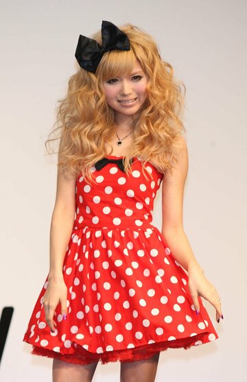 ミニスカ姿の益若つばさ（2009年）