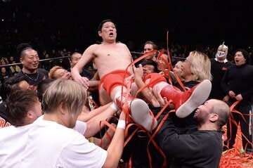 引退試合後に胴上げされる田上明（２０１３年）