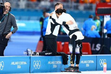 コーチの胸の中で号泣する高木