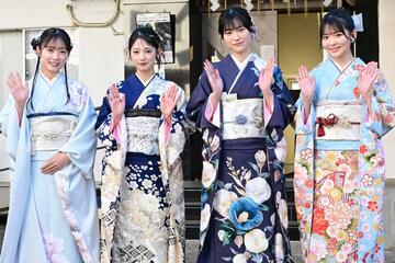 左から須永心海、吉本此那、柳堀花怜、今井優希