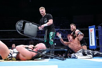 真王者組を襲撃したフランシスコ・アキラ（中）＆ジェイコブ・オースティン・ヤング（右）