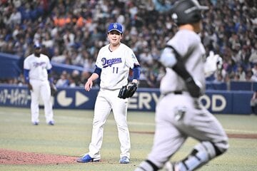 ６回、巨人・佐々木俊輔（右）に本塁打を浴びた中日・中西聖輝