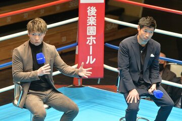 井上尚弥（左）と長谷川穂積氏
