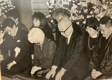  ９１年、前田孝子ママの葬儀。前列左から勝目梓、中山あい子、山口瞳、私。後列左から２人目は都はるみ