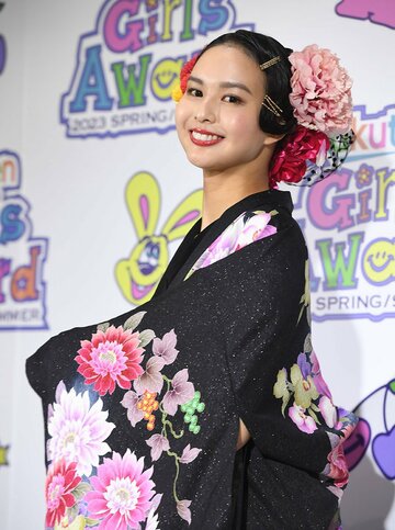 囲み取材に応じた白河れい