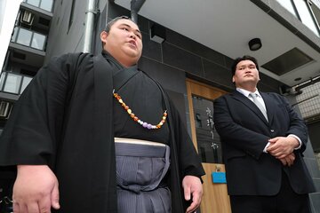 ９日午後２時過ぎに部屋に戻り頭を下げる伯乃富士（左）と伊勢ヶ浜親方