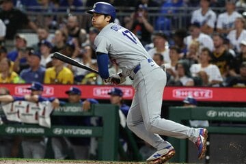 ヒットを打つ大谷翔平（ロイター）