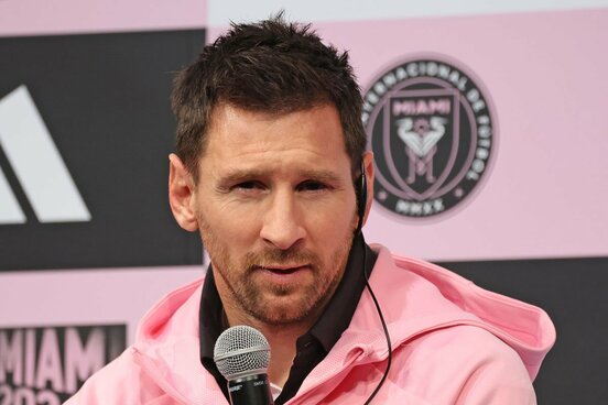 会見で話すメッシ