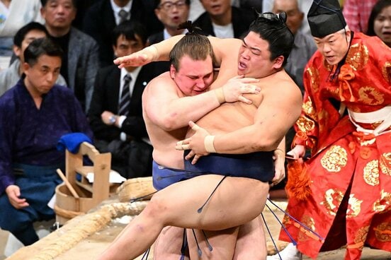 平戸海を豪快に寄り倒す安青錦