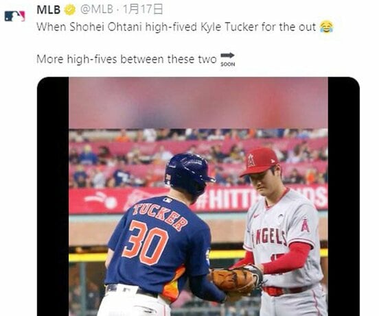 タッカー(左)をタッチアウトにする大谷(MLB公式Xから)
