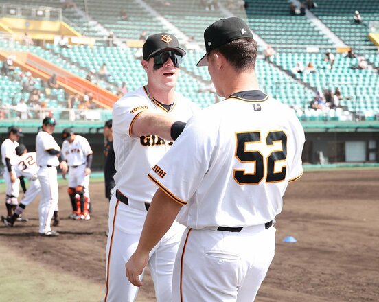 リチャード(右)の胸を「ドン!!」と突く巨人・キャベッジ