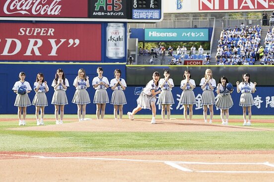 蟹沢萌子、櫻井もも、永田詩央里の３人が投球を行った