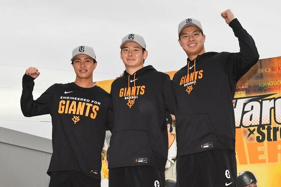 新人選手トークショーに登場した（左から）山城京平、竹丸和幸、田和廉