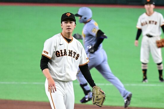 初回、森下(奥)に本塁打を打たれた巨人・西舘